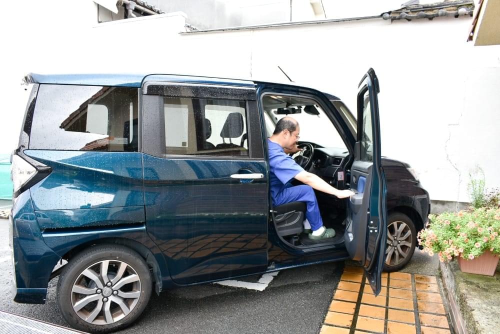 車に乗る院長